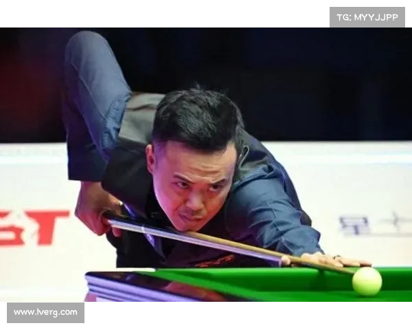 八旬球迷千里跋涉观斯诺克武汉公开赛 与怀特合影圆梦